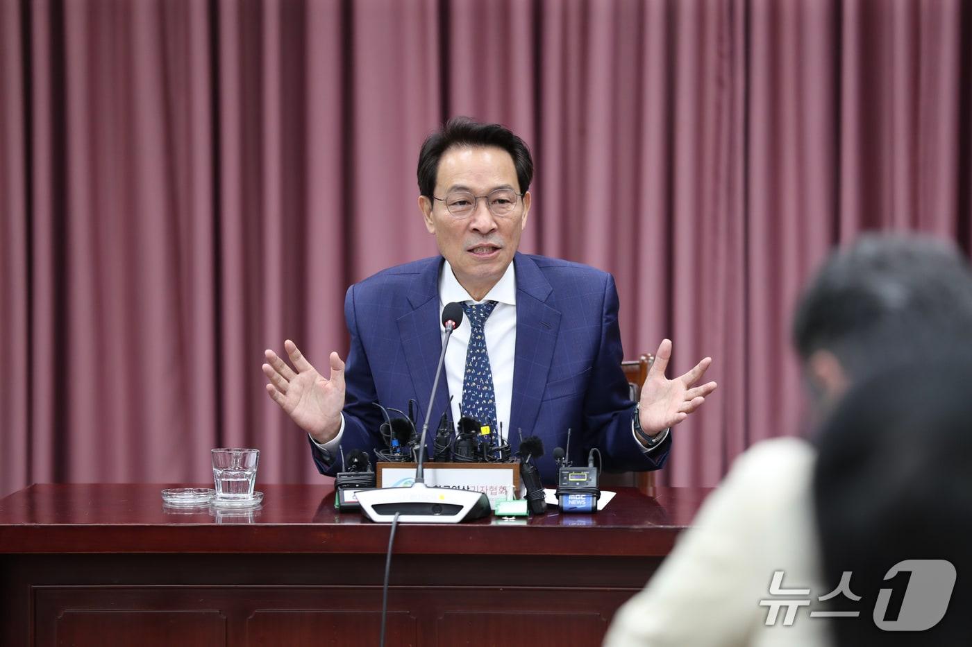 본문 이미지 - 우상호 강원도지사가 7일 강원도청 신관 소회의실에서 기자간담회를 열고 도정 성과와 향후 과제에 대해 설명하고 있다.(강원도 제공. 재판매 및 DB 금지)/뉴스1
