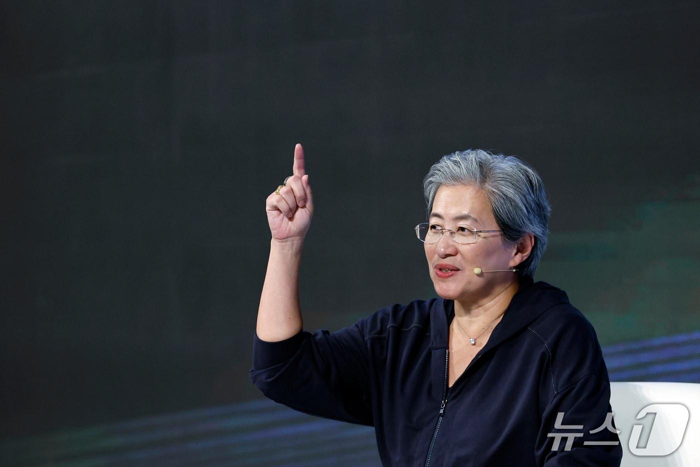 본문 이미지 - 리사 수 AMD CEO가 7일 오후 서울시 용산구 드래곤시티에서 열린 AMD 게이머 데이 행사에서 참석자들의 질문에 답하고 있다. 2026.10.7 ⓒ 뉴스1 박정호 기자
