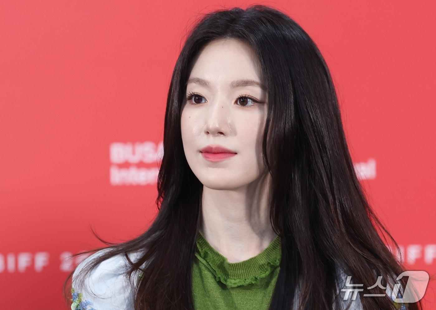 본문 이미지 - 아이들 슈화가 7일 부산 해운대구 영화의전당 비프힐에서 열린 ‘제31회 부산국제영화제’(BIFF) '오래오래 행복하게‘ 기자회견에 참석해 취재진 질문을 듣고 있다. 2026.10.7 ⓒ 뉴스1 권현진 기자