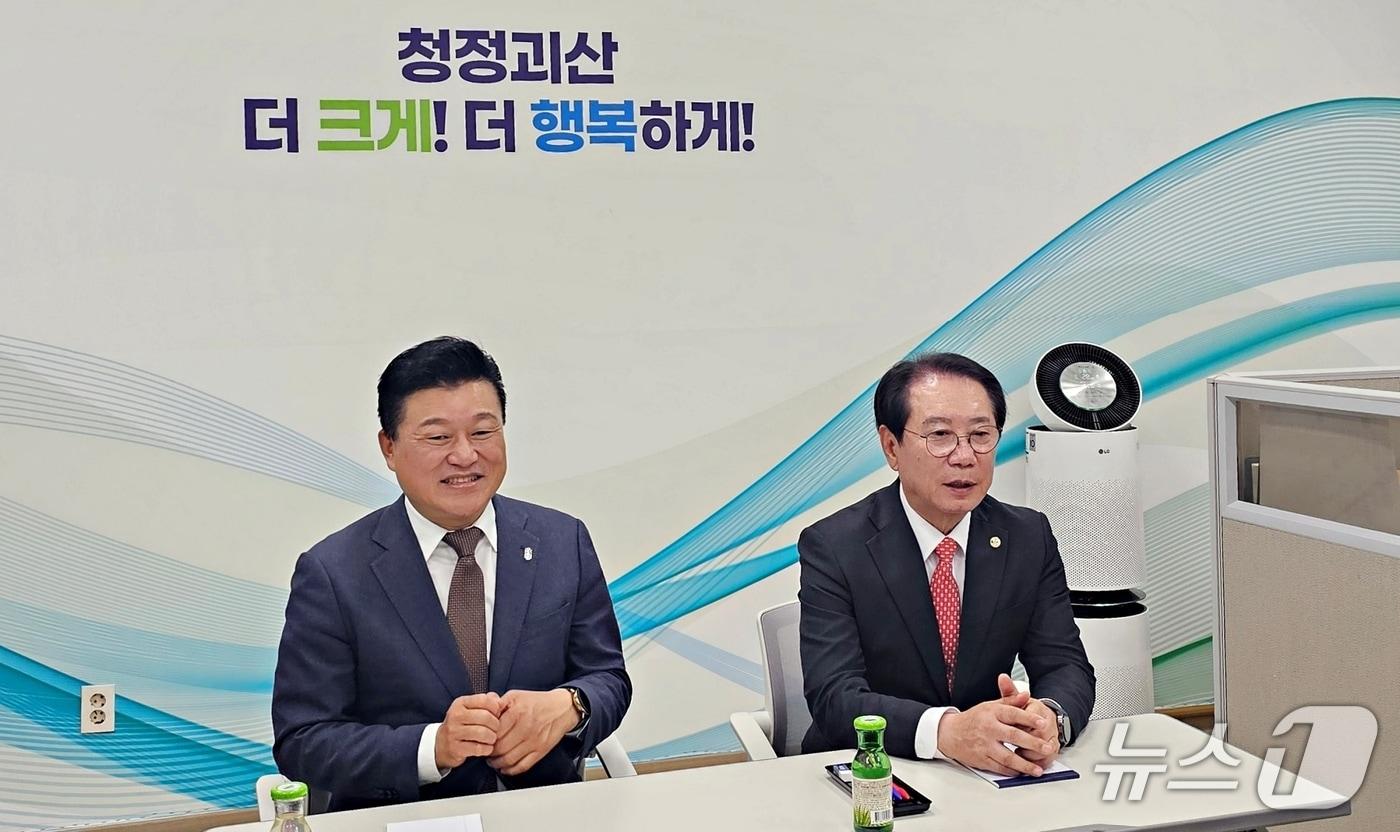 본문 이미지 - 7일 오후 괴산군청을 찾은 신용한 충북지사가 기자들과 간담회를 하고 있다.2026.10.07.ⓒ 뉴스1 이성기 기자