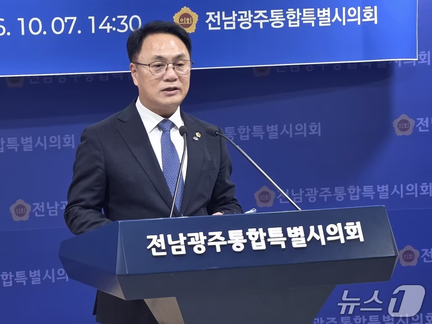 본문 이미지 - 송형곤 전남광주통합특별시의회 의장이 7일 전남광주통합특별시의회 무안청사에서 출범 100일 기자회견을 하고 있다. ⓒ 뉴스1 서충섭 기자