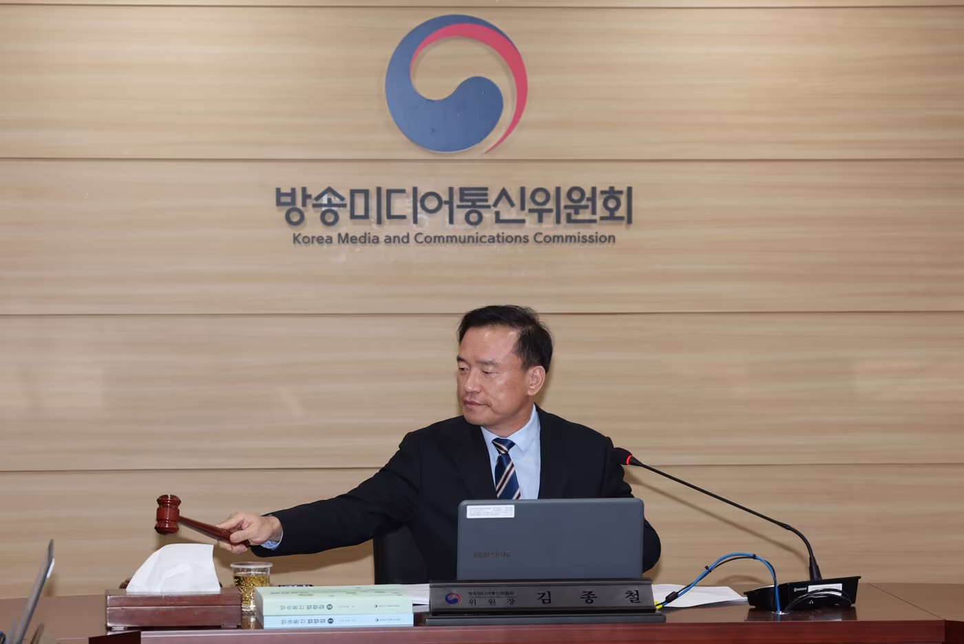 본문 이미지 - 김종철 방송미디어통신위원장이 7일 정부과천청사에서 '2026년 제40차 전체회의'를 열고있다.(방미통위 제공) 