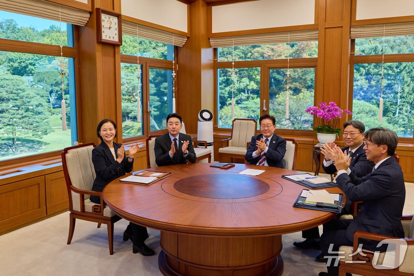 본문 이미지 - 이재명 대통령이 7일 청와대 집무실에서 강훈식 비서실장 등 참모진들과 누리호 5차 발사 생중계를 시청하고 있다. 왼쪽부터 이해민 AI미래기획수석, 강 비서실장, 이 대통령, 하준경 정책실장, 김성완 대변인. (청와대 제공. 재판매 및 DB 금지) 2026.10.7 ⓒ 뉴스1 허경 기자