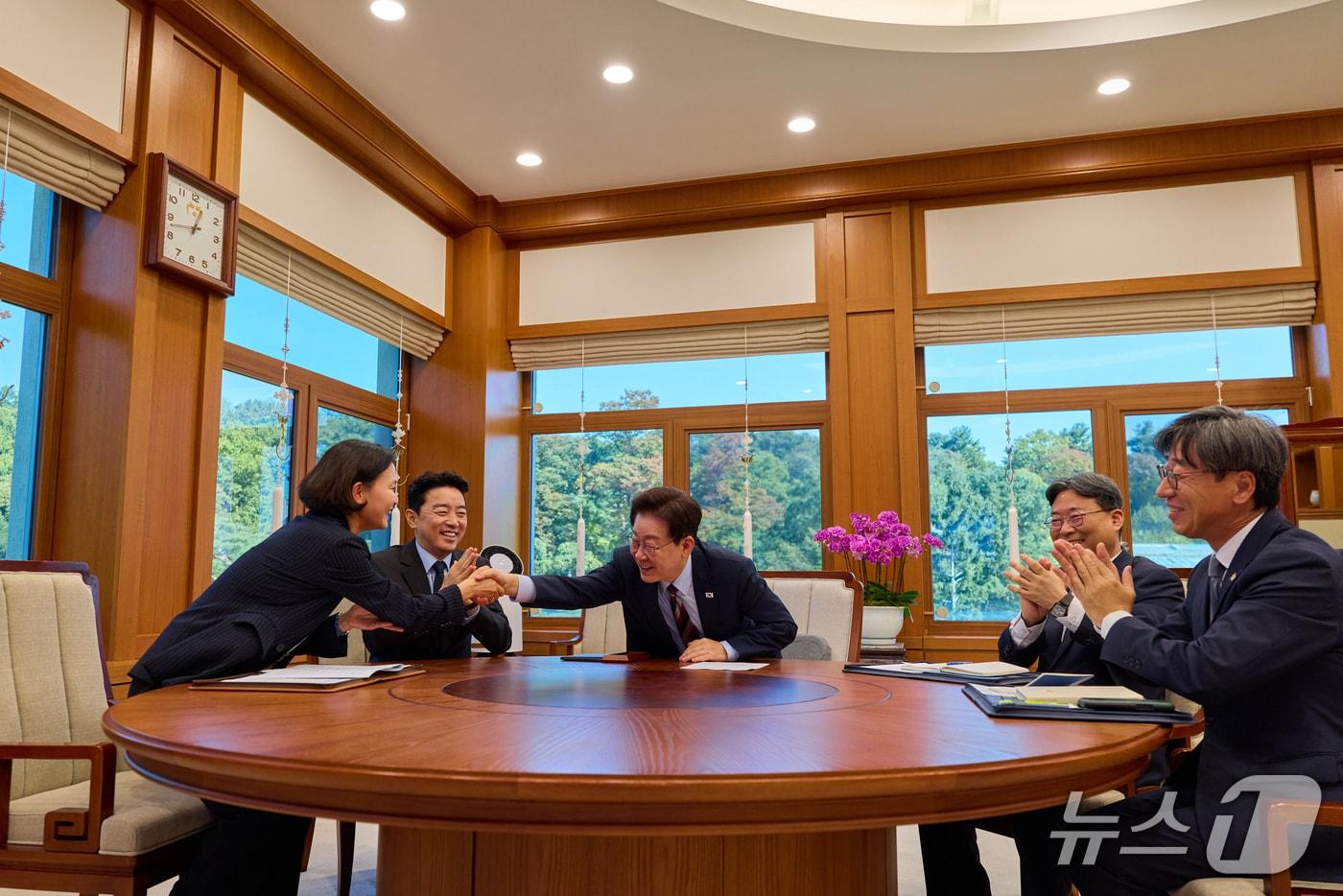 본문 이미지 - 이재명 대통령이 7일 청와대 집무실에서 강훈식 비서실장 등 참모진들과 누리호 5차 발사 생중계를 시청하고 있다. 왼쪽부터 이해민 AI미래기획수석, 강 비서실장, 이 대통령, 하준경 정책실장, 김성완 대변인. (청와대 제공. 재판매 및 DB 금지) 2026.10.7 ⓒ 뉴스1 허경 기자