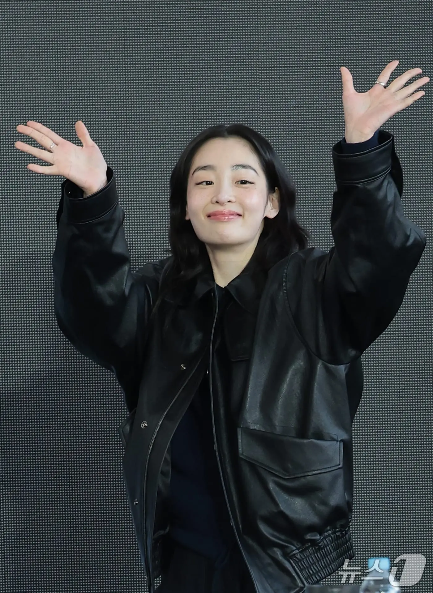 본문 이미지 - 배우 김민하가 7일 부산 해운대구 영화의전당 비프힐에서 열린 ‘제31회 부산국제영화제’(BIFF) ‘낮과 밤은 서로에게’ 오픈토크에 참석하고 있다. 2026.10.7 ⓒ 뉴스1 권현진 기자