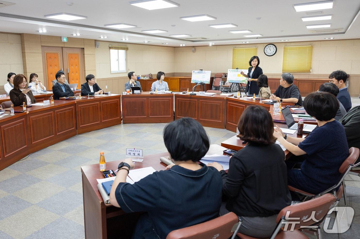 본문 이미지 - 정명희 북구청장의 주재로 2026년 제1회 공감정책 자문단 회의가 진행되고 있다.(북구청 제공. 재판매 및 DB 금지)