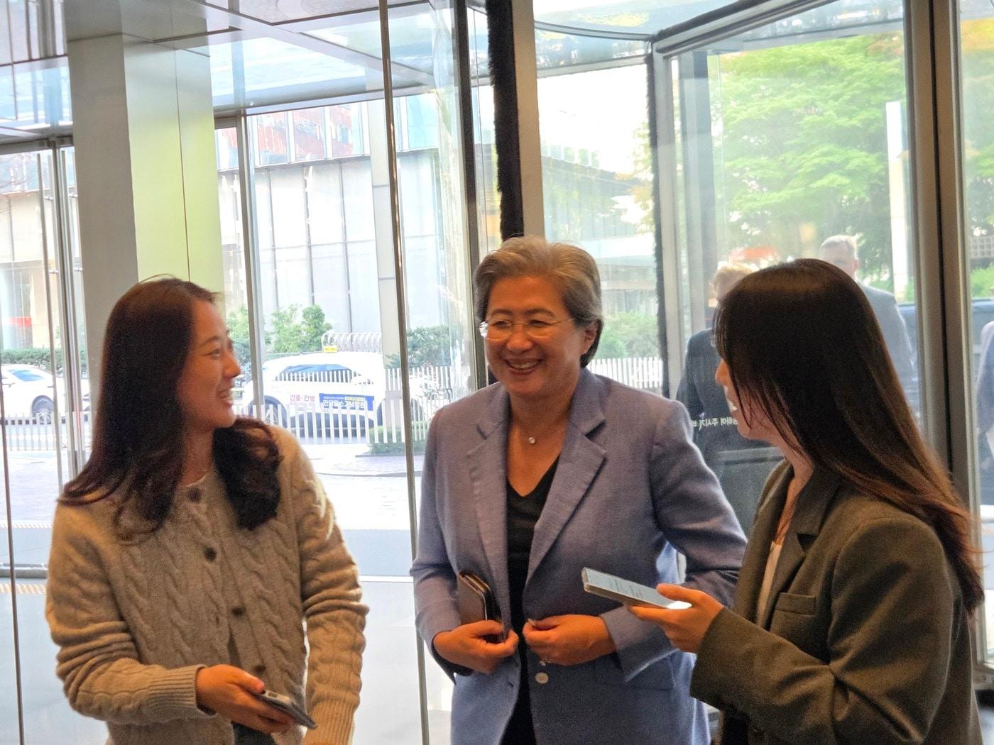 본문 이미지 - 리사 수 AMD 최고경영자(CEO)가 7일 오후 4시 44분쯤 서울 강남구 삼성전자 서초사옥에서 취재진의 질문에 답하고 있다. 2026.10.7.(공동취재기자단 제공)