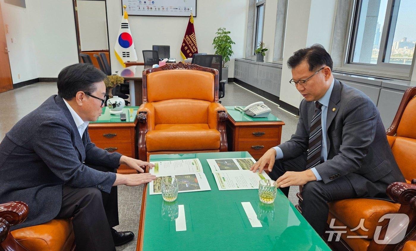 본문 이미지 - 최상기 인제군수(사진 왼쪽)는 7일 국회를 찾아 지역 현안 사업 국비 확보를 위한 지원을 건의했다.(인제군 제공. 재판매 및 DB 금지)/뉴스1