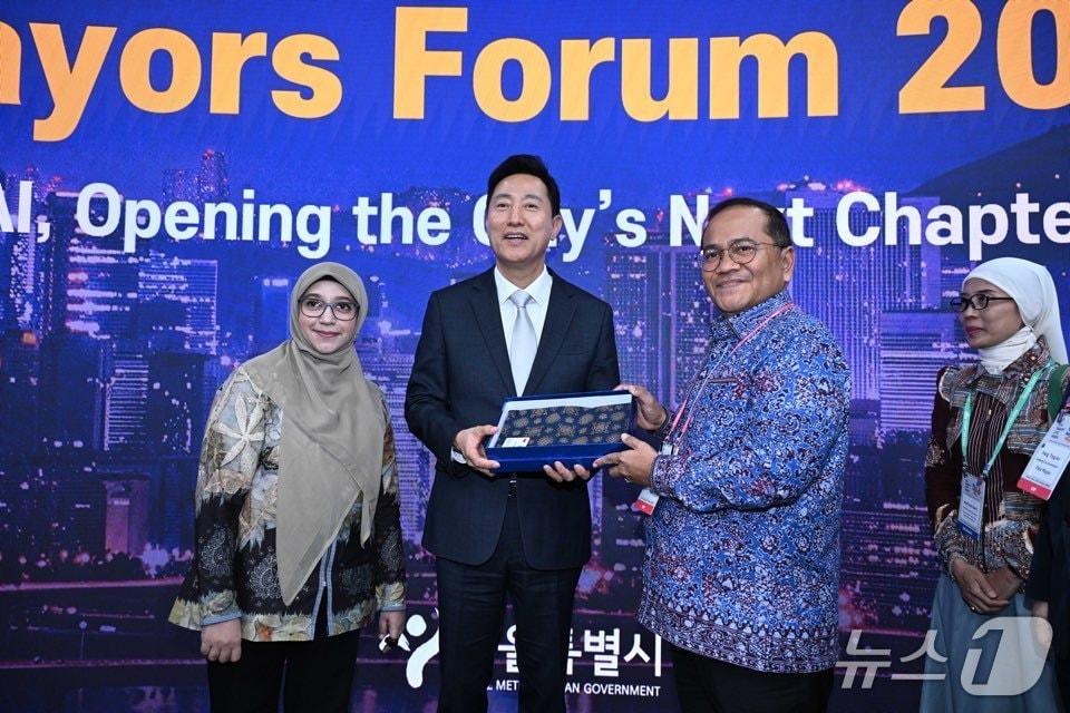 본문 이미지 - 오세훈 시장이 7일(수) 코엑스에서 열린 스마트라이프위크 2026 메이어스 포럼에 참석한 해외도시 시장단과 기념촬영을 하고 있다.(서울시 제공)