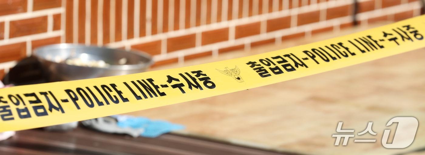 본문 이미지 - 지난 6일 오후 7시 49분쯤 숨진 채 발견된 60대 부부의 자택에서 경찰이 감식 등을 이어가고 있다. 2026.10.7 ⓒ 뉴스1 안재영 기자