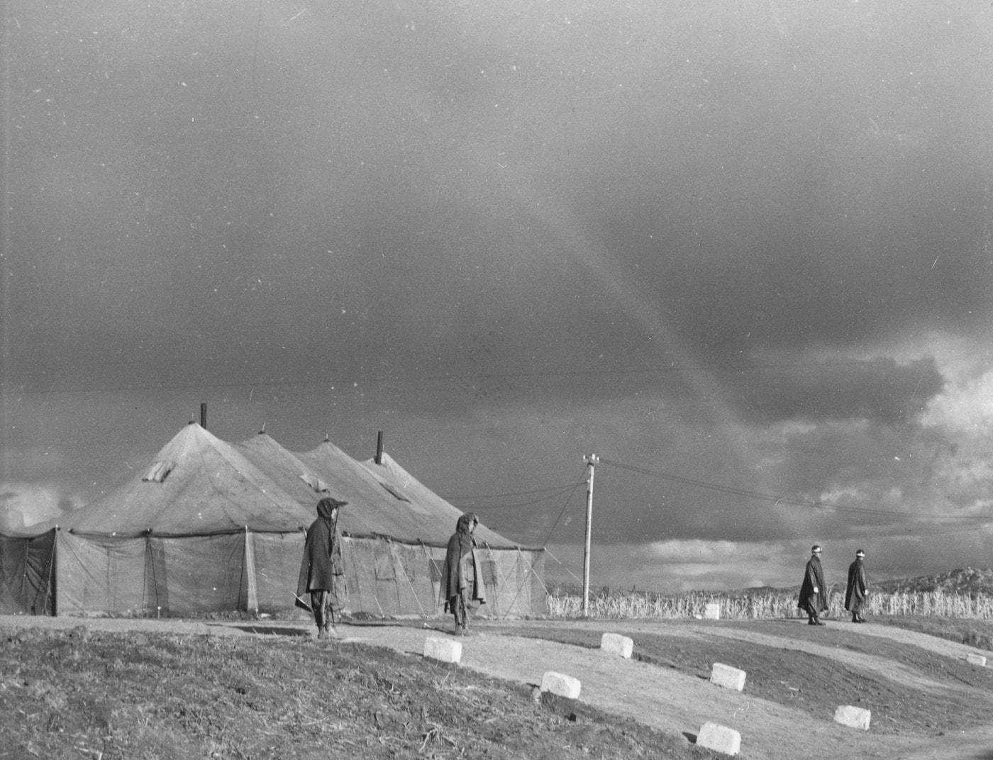 본문 이미지 - 판문점. (출처: Department of Defense. Department of the Army. Office of the Chief Signal Officer., 1951, Public domain, via Wikimedia Commons)