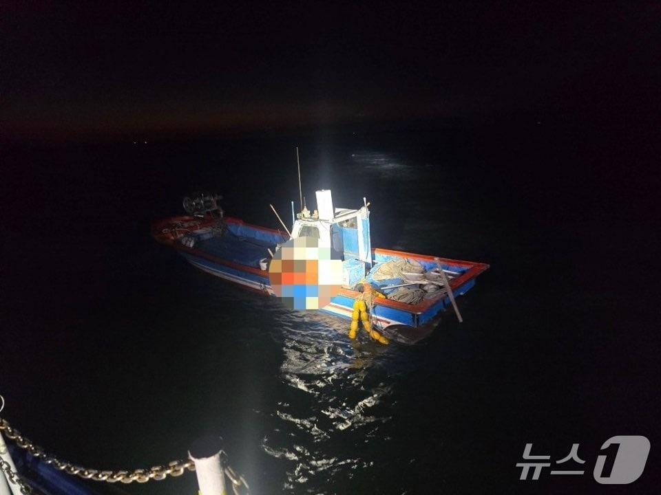 본문 이미지 - 전북 부안해양경찰서가 위도 남방 인근 해상에서 실종자를 수색하고 있다.(부안해양경찰서 제공. 재판매 및 DB 금지) 2026.10.8/뉴스1 