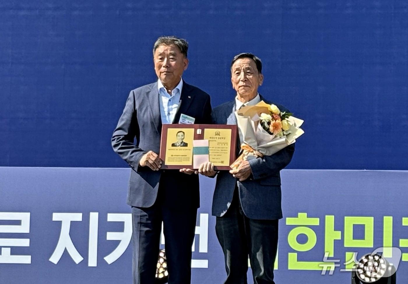 본문 이미지 - 대한민국농업대상 농업인 분야 최우수상을 받은 김종인 증평군 농촌지도자회장.(증평군 제공. 재판매 및 DB 금지).2026.10.8/뉴스1