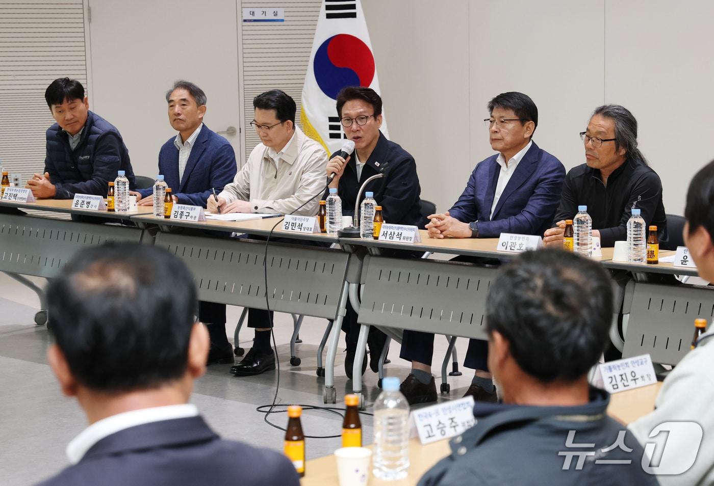 본문 이미지 - 김민석 더불어민주당 대표가 8일 경기 안성시 미양면행정복지센터에서 열린 농업인 간담회에서 인사말을 하고 있다. 2026.10.8 ⓒ 뉴스1 김영운 기자