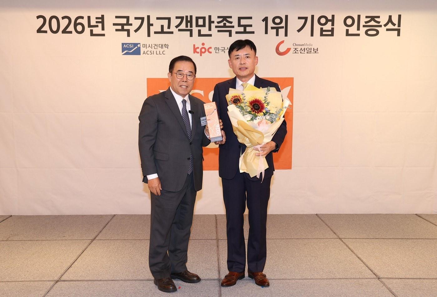 본문 이미지 - 7일 더그랜드롯데 서울 사파이어볼룸에서 열린 '2026 국가고객만족도(NCSI)' 1위 기업 인증 수여식에서 (왼쪽부터)박성중 한국생산성본부 회장과 황성만 오뚜기 대표이사가 수상 후 기념촬영을 하고 있다.(오뚜기 제공)