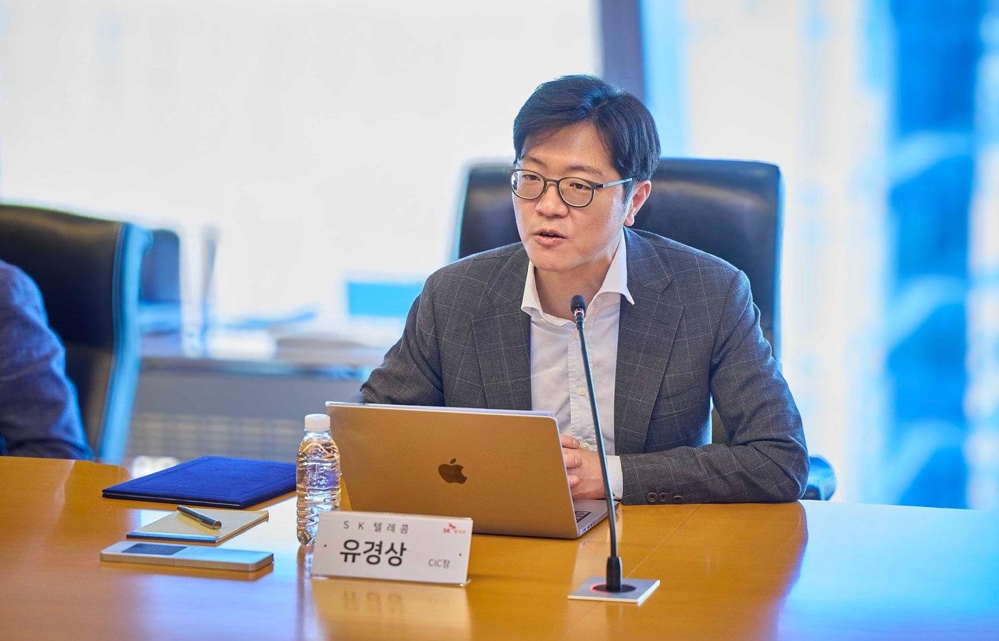 본문 이미지 - 유경상 SK텔레콤 AI CIC장이 '독자 AI 사이버보안 협의체' 출범식에서 환영사를 하고 있다. (SK텔레콤 제공)