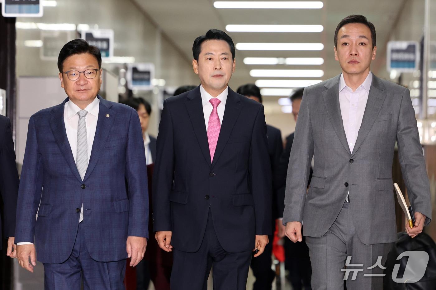 본문 이미지 - 장동혁 국민의힘 대표가 지난 8일 오전 서울 여의도 국회에서 열린 최고위원회의에 참석하고 있다. 2026.10.8 ⓒ 뉴스1 황기선 기자