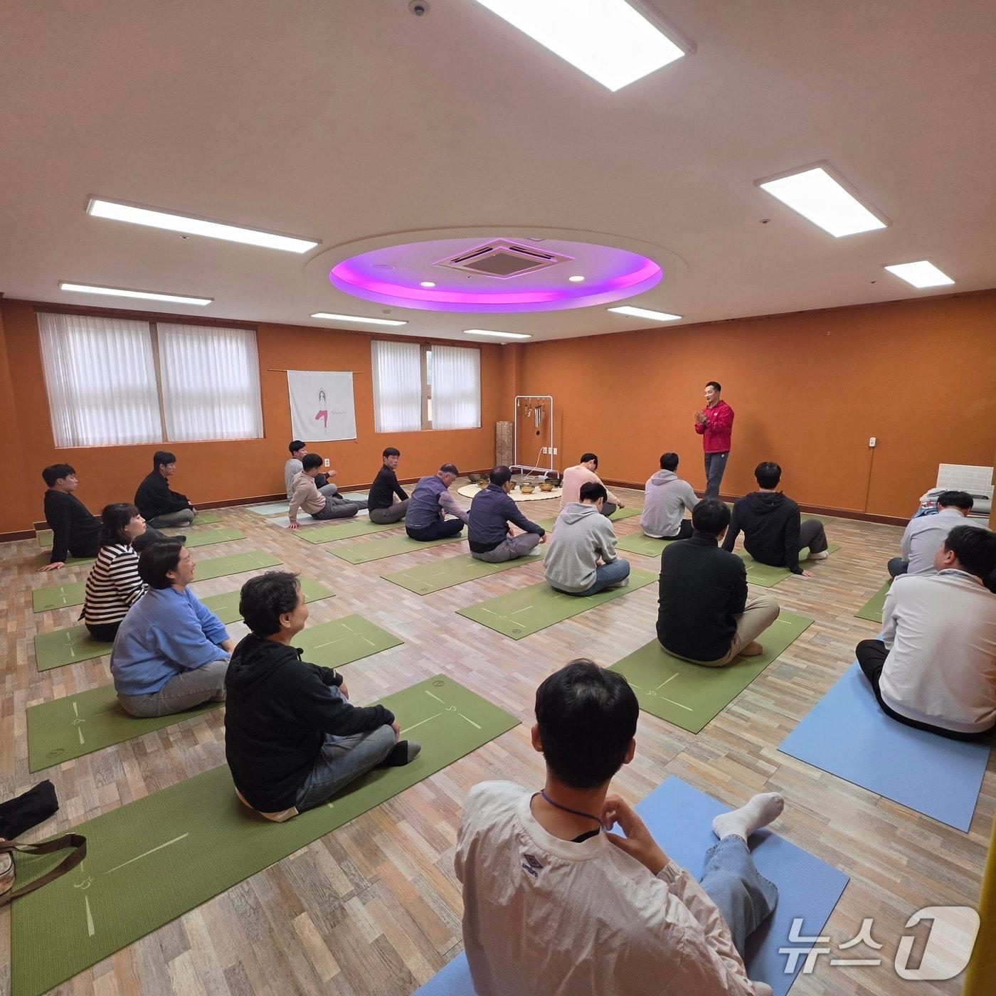 본문 이미지 - 전남광주 소방대원들이 전문 힐링센터에서 마음치유 프로그램에 참여하고 있다.(전남광주소방본부 제공. 재판매 및 DB 금지.)