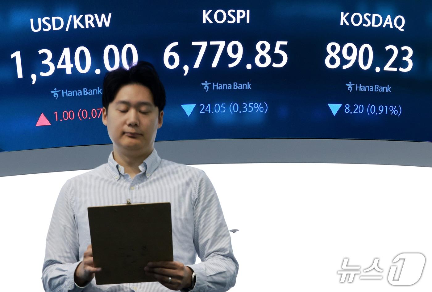 본문 이미지 - 8일 서울 중구 하나은행 본점 딜링룸 전광판에 코스피 등 시황이 표시되고 있다. 이날 코스피는 전일 종가와 비교해 4.78포인트(0.07%) 상승한 6808.68, 코스닥은 전일 대비 0.24포인트(0.03%) 하락한 898.19에 개장했다. 2026.10.8 ⓒ 뉴스1 이호윤 기자