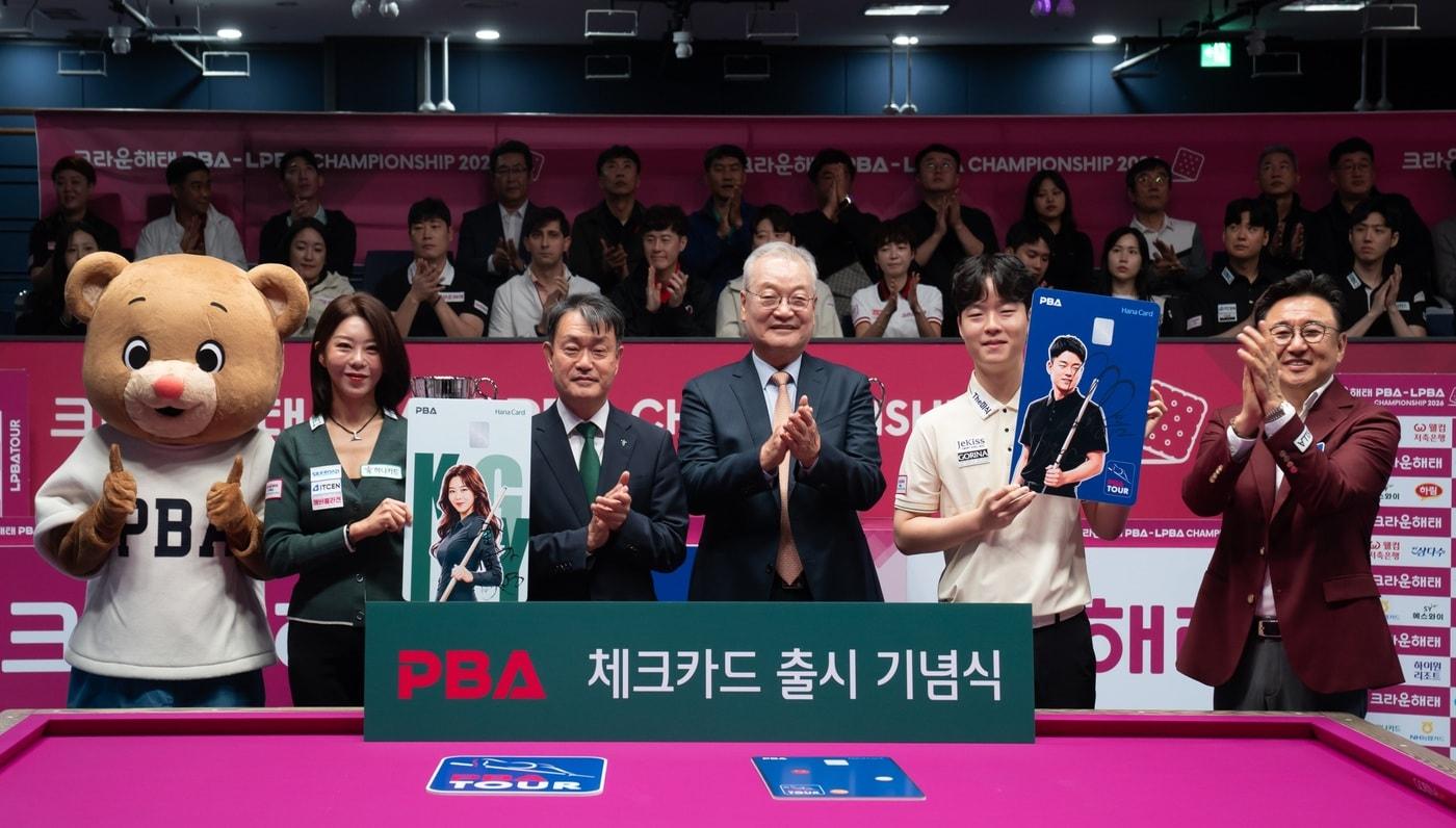 본문 이미지 - 지난 6일 고양 킨텍스 PBA 스타디움에서 열린 출시 기념식에서 (좌측부터) 하나페이 프로당구단 김가영 선수, 성영수 하나카드 대표이사, 윤영달 PBA 총재, 하림 프로당구단 김영원 선수, 장상진 PBA 부총재가 기념촬영을 하고 있다. (프로당구협회 제공).