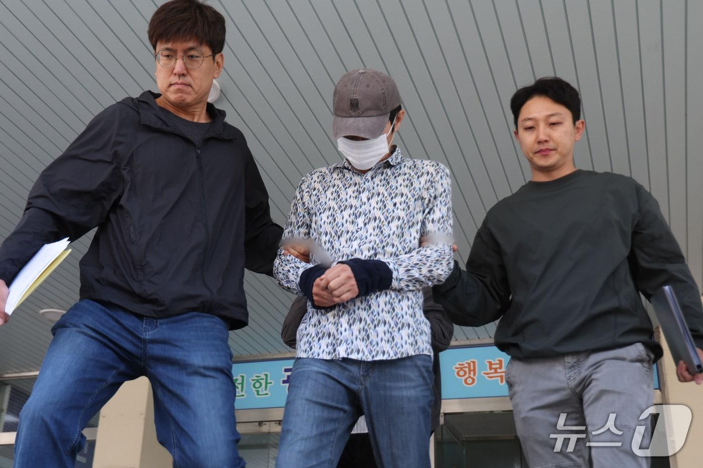 본문 이미지 - 나주 부부 살인사건 피의자 50대 A 씨가 8일 경찰 조사를 위해 광주 동부경찰서를 빠져 나와 나주경찰서로 호송되고 있다. 2026.10.8 ⓒ 뉴스1 이승현 기자