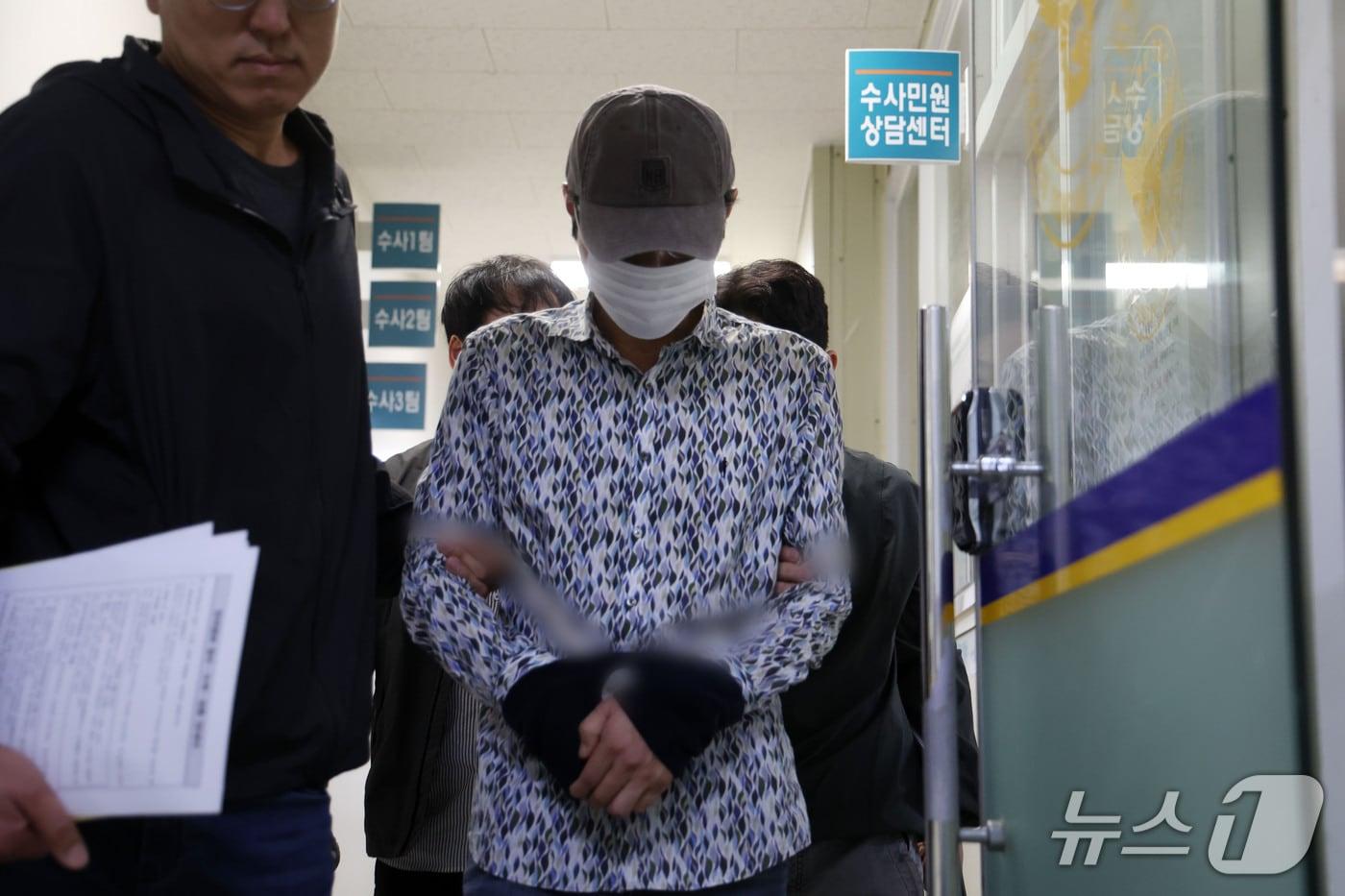 본문 이미지 - 나주 부부 살인사건 피의자 50대 A 씨가 8일 경찰 조사를 위해 광주 동부경찰서를 빠져 나와 나주경찰서로 호송되고 있다. 2026.10.8 ⓒ 뉴스1 이승현 기자
