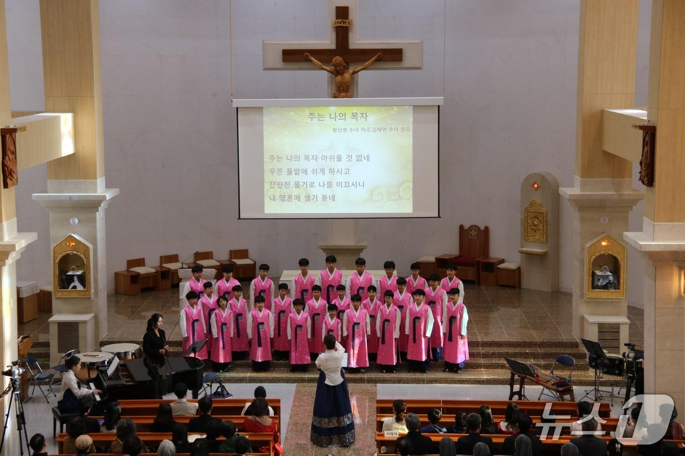 본문 이미지 - 지난해 창단10주년 기념연주회 목포 산정동성당 (광주가톨릭평화방송 제공. 재판매 및 DB금지) ⓒ 뉴스1 