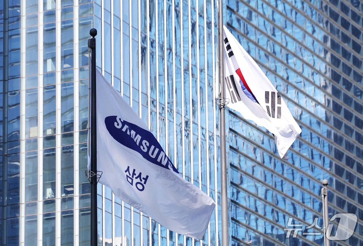 본문 이미지 - 삼성전자가 올해 3분기 영업이익 107조4천억원을 기록해 국내 기업 사상 최초로 분기 영업익 100조원 시대를 열었다. 삼성전자는 올해 3분기 연결 기준 영업이익이 107조 4000억 원으로 잠정 집계됐다고 8일 공시했다. 전년 동기 대비 782.5% 증가한 규모다. 같은 기간 매출은 86.1% 늘어난 195조 원을 기록했고 영업이익률은 약 55.1%로 나타났다. 사진은 이날 서울 서초구 삼성전자 서초사옥의 모습. 2026.10.8 ⓒ 뉴스1 김성진 기자
