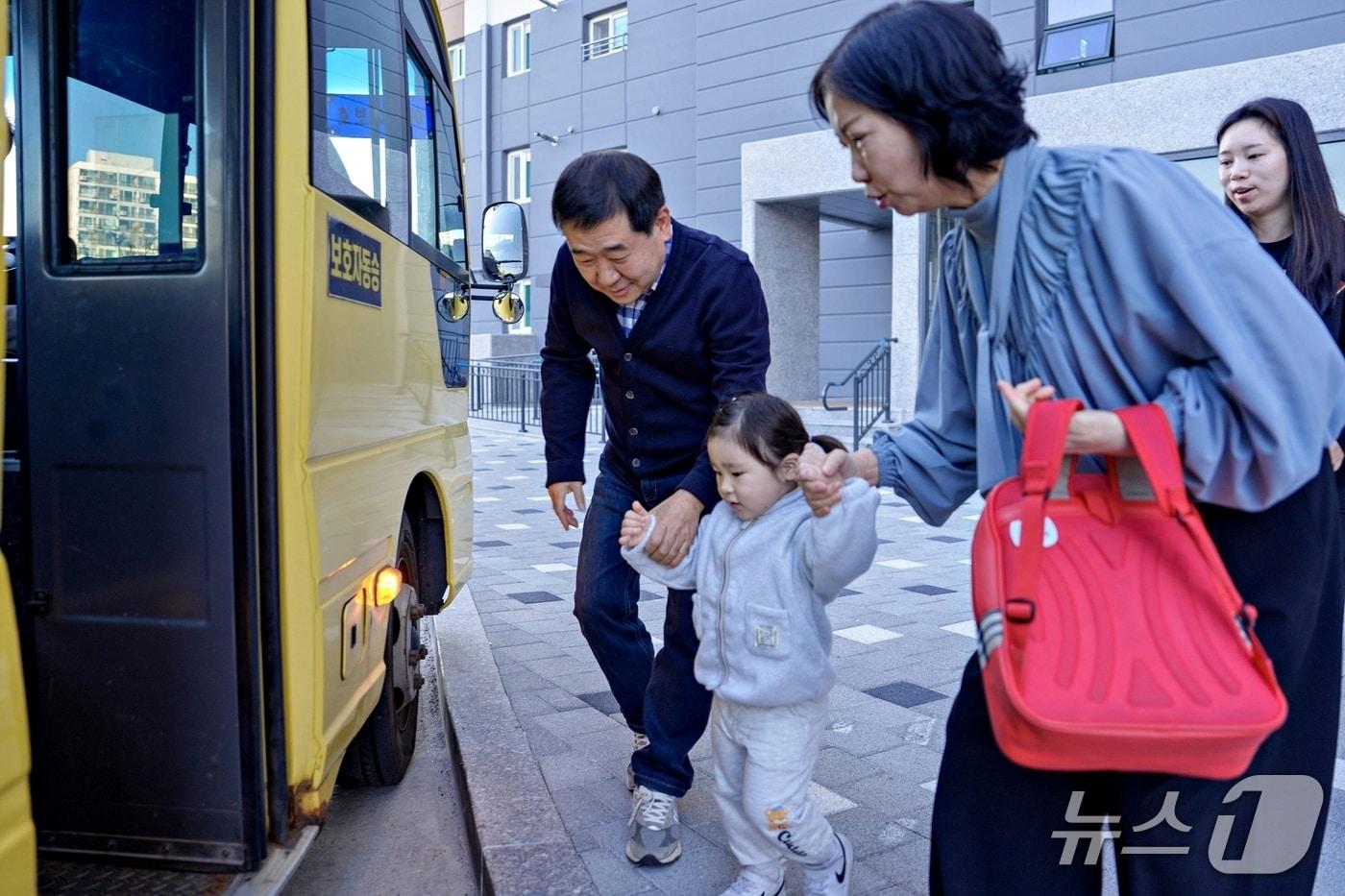 본문 이미지 - 어린이 등원 보조하는 이재영 증평군수.(증평군 제공. 재판매 및 DB 금지).2026.10.8/뉴스1