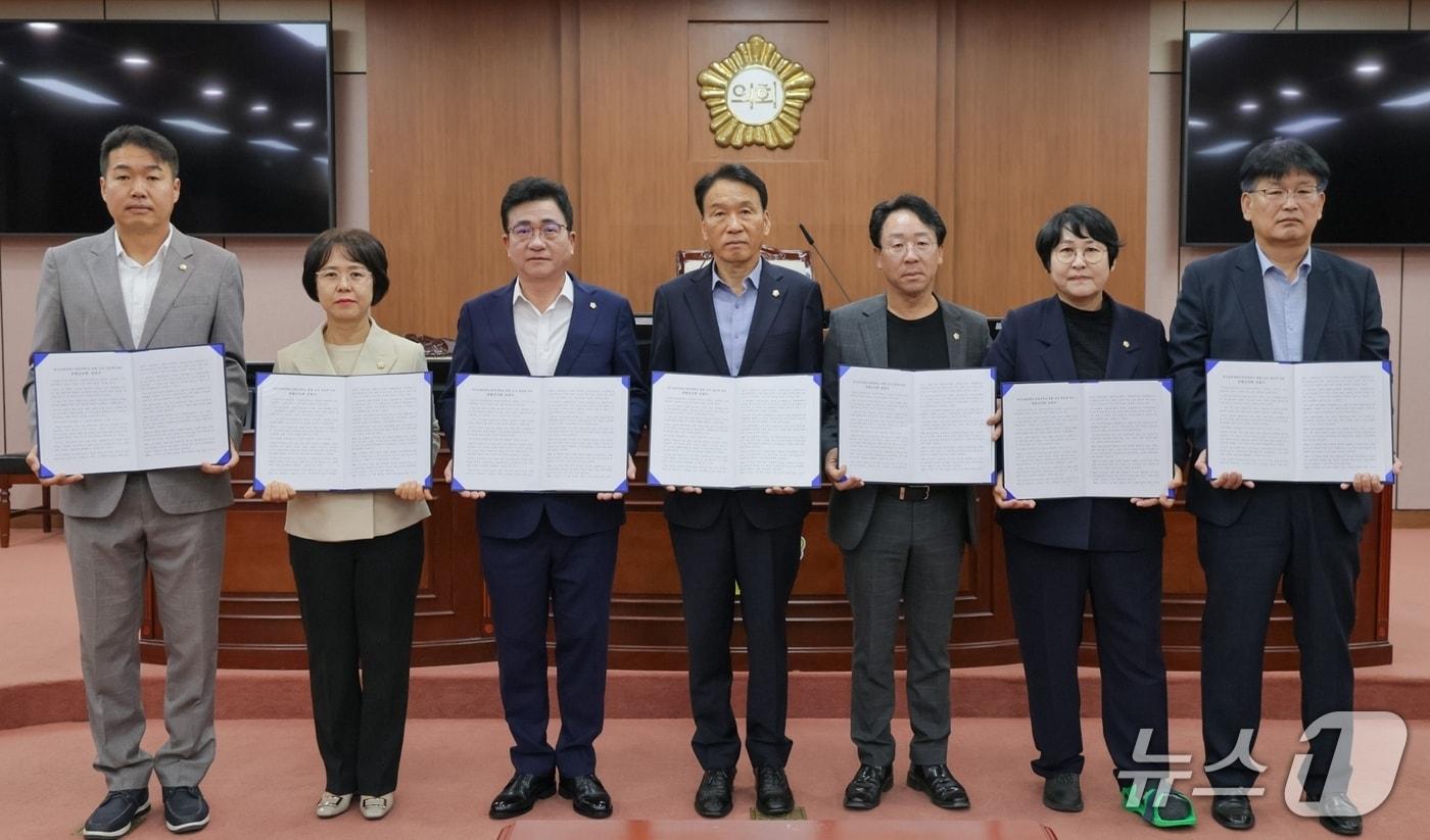 본문 이미지 - 충북 증평군의회 의원들이 8일 충북대와 한국교통대 통합 논의 중단에 유감을 표명하는 성명을 발표했다.(증평군의회 제공. 재판매 및 DB 금지).2026.10.8/뉴스1