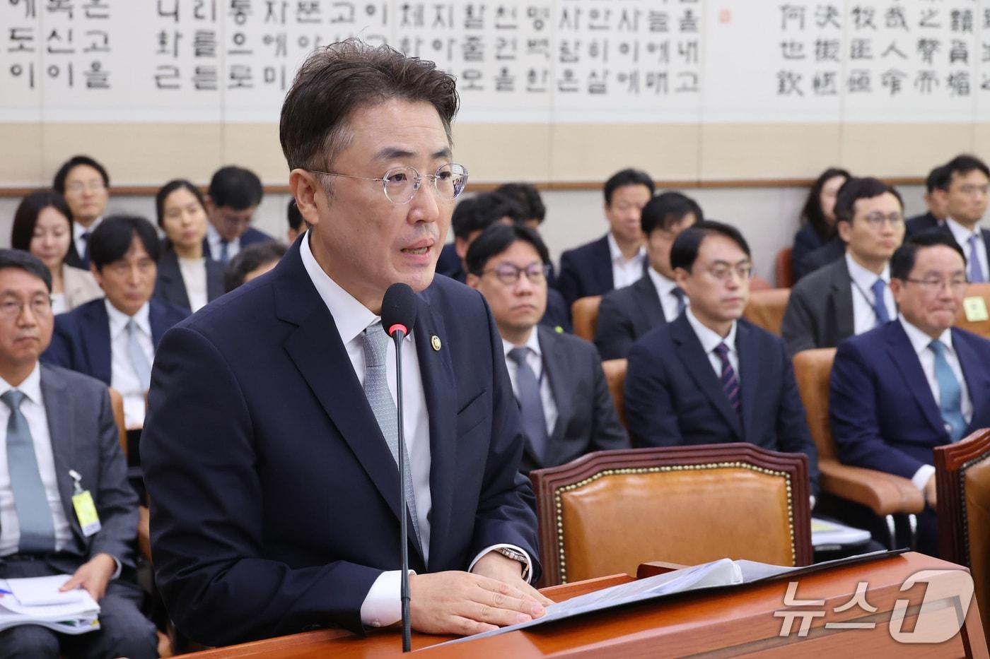 본문 이미지 - 이진수 법무부 차관이 8일 서울 여의도 국회에서 열린 법제사법위원회의 법무부 등에 대한 국정감사에서 업무보고를 하고 있다. 2026.10.8 ⓒ 뉴스1 신웅수 기자