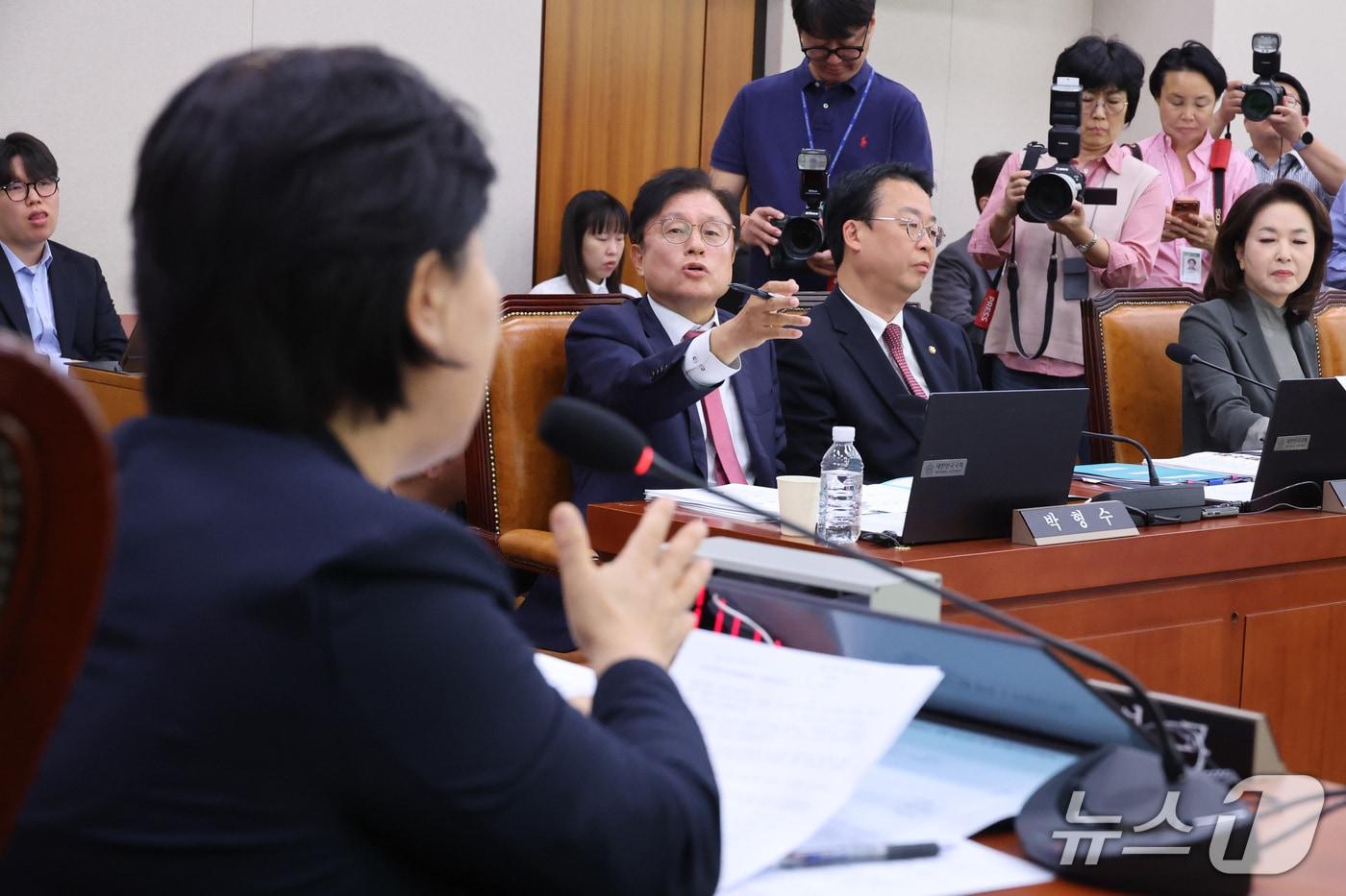 본문 이미지 - 국회 법제사법위원회 위원장인 서영교 더불어민주당 의원과 야당 간사인 박형수 국민의힘 의원이 8일 서울 여의도 국회에서 열린 법사위의 법무부 등에 대한 국정감사에서 언쟁을 벌이고 있다. 2026.10.8 ⓒ 뉴스1 신웅수 기자