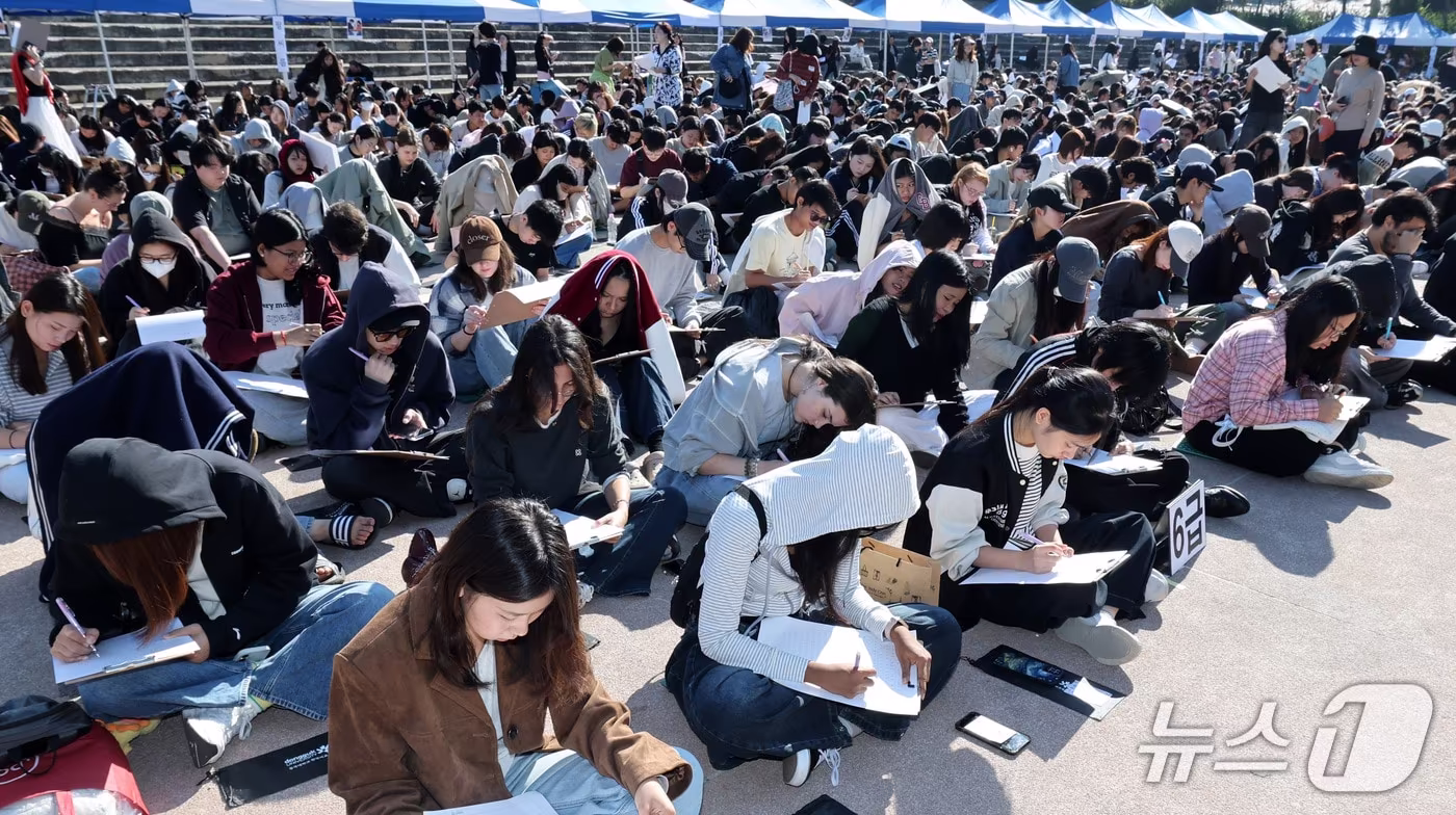 본문 이미지 - 8일 서울 중구 동국대학교에서 한글날을 기념해 열린 한글백일장에서 외국인 유학생들이 '나와 한국어'를 주제로 글짓기를 하고 있다.(사진은 기사 내용과 무관함) /  2026.10.8 ⓒ 뉴스1 박세연 기자
