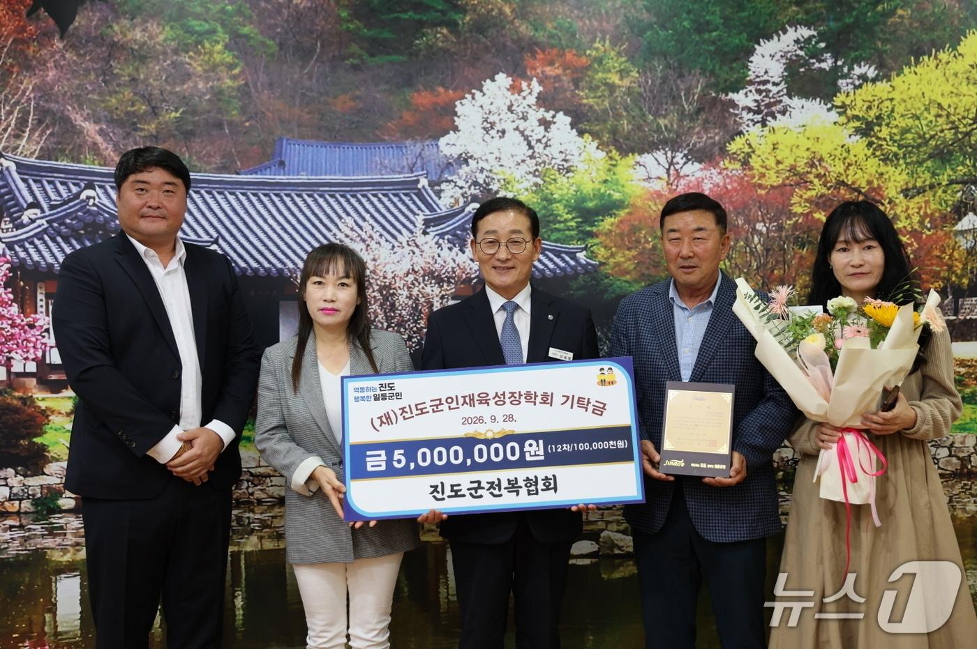 본문 이미지 - 이재각 군수(가운데)가  김종석 진도군전복협회장(오른쪽에서 두번째) 등 관계자들과 기념사진을 찍고 있다.(진도군 제공. 재판매 및 DB 금지)/뉴스1