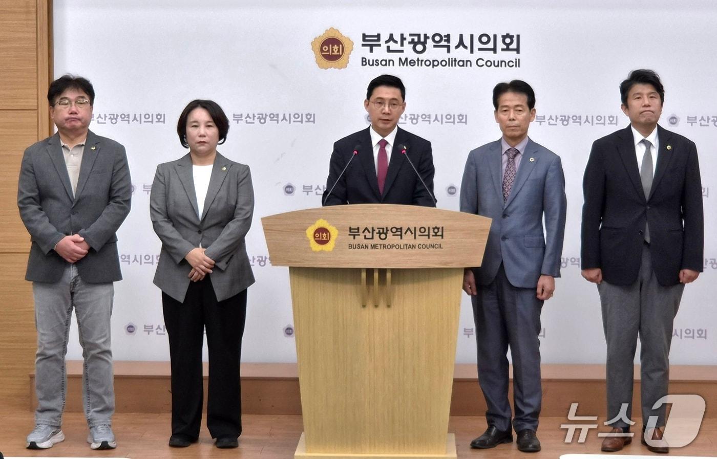 본문 이미지 - 8일 부산시의회 브리핑룸에서 부산시의회 행정문화위원회 송우현 위원장과 의원들이 '고무줄 행정 즉각 중단하라' 촉구하고 있다.(사진 왼쪽부터 김동화·하은미·송우현·최홍찬·조병제 부산시의회 의원) 2026.10.8뉴스1 ⓒ News1 임순택 기자
