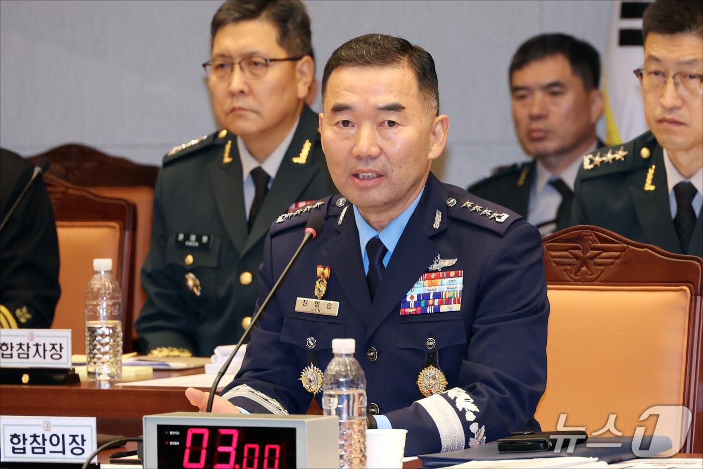 본문 이미지 - 진영승 합참의장이 8일 오전 서울 용산구 국방부에서 열린 국회 국방위원회의 합동참모본부에 대한 2026년도 국정감사에서 질의에 답변하고 있다. ⓒ 뉴스1 국회사진기자단