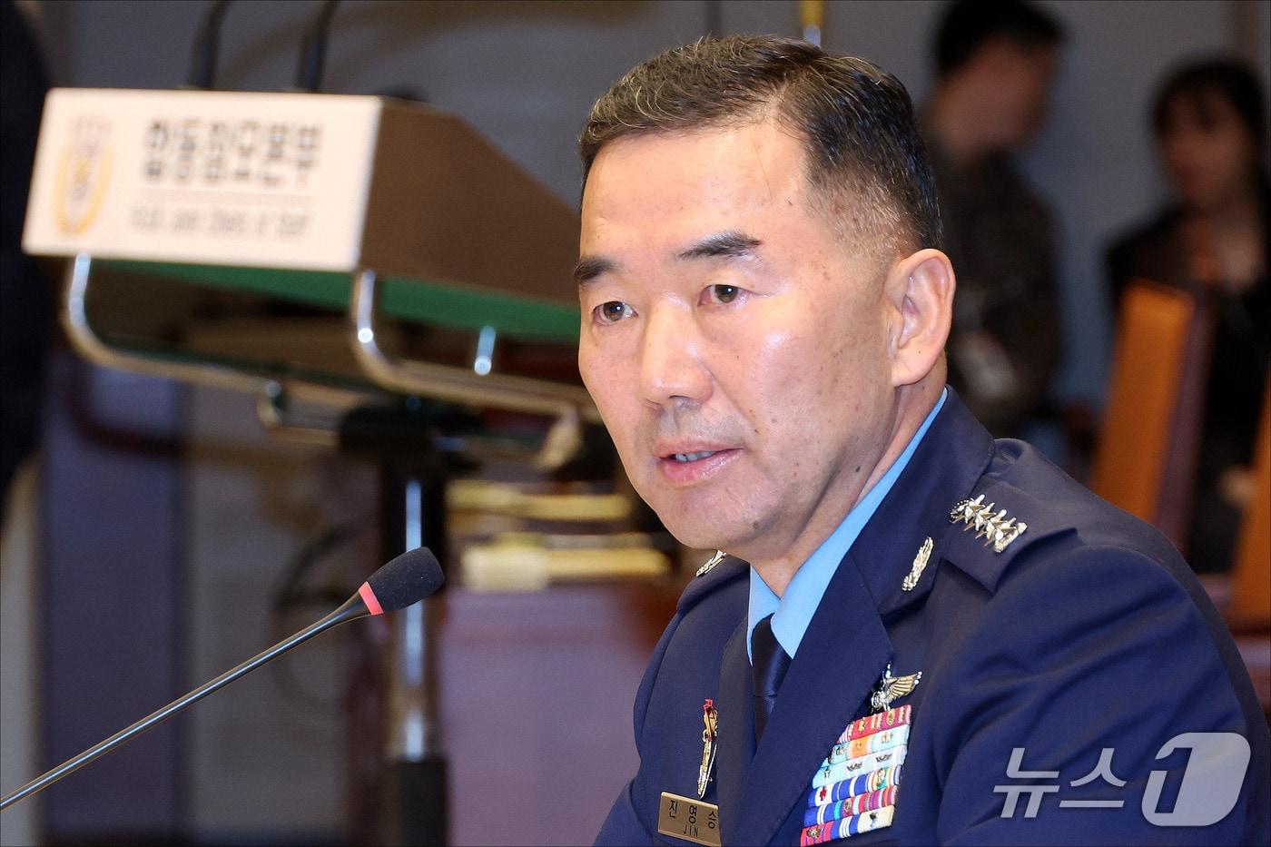본문 이미지 - 진영승 합참의장이 8일 오전 서울 용산구 국방부에서 열린 국회 국방위원회의 합동참모본부에 대한 2026년도 국정감사에서 질의에 답변하고 있다. ⓒ 뉴스1 국회사진기자단