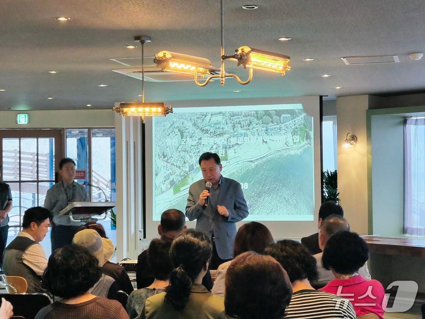 본문 이미지 - 김철훈 영도구청장이 영선2지구 급경사지 정비사업 주민설명회에서 발언하는 모습 (부산 영도구 제공. 재판매 및 DB 금지)