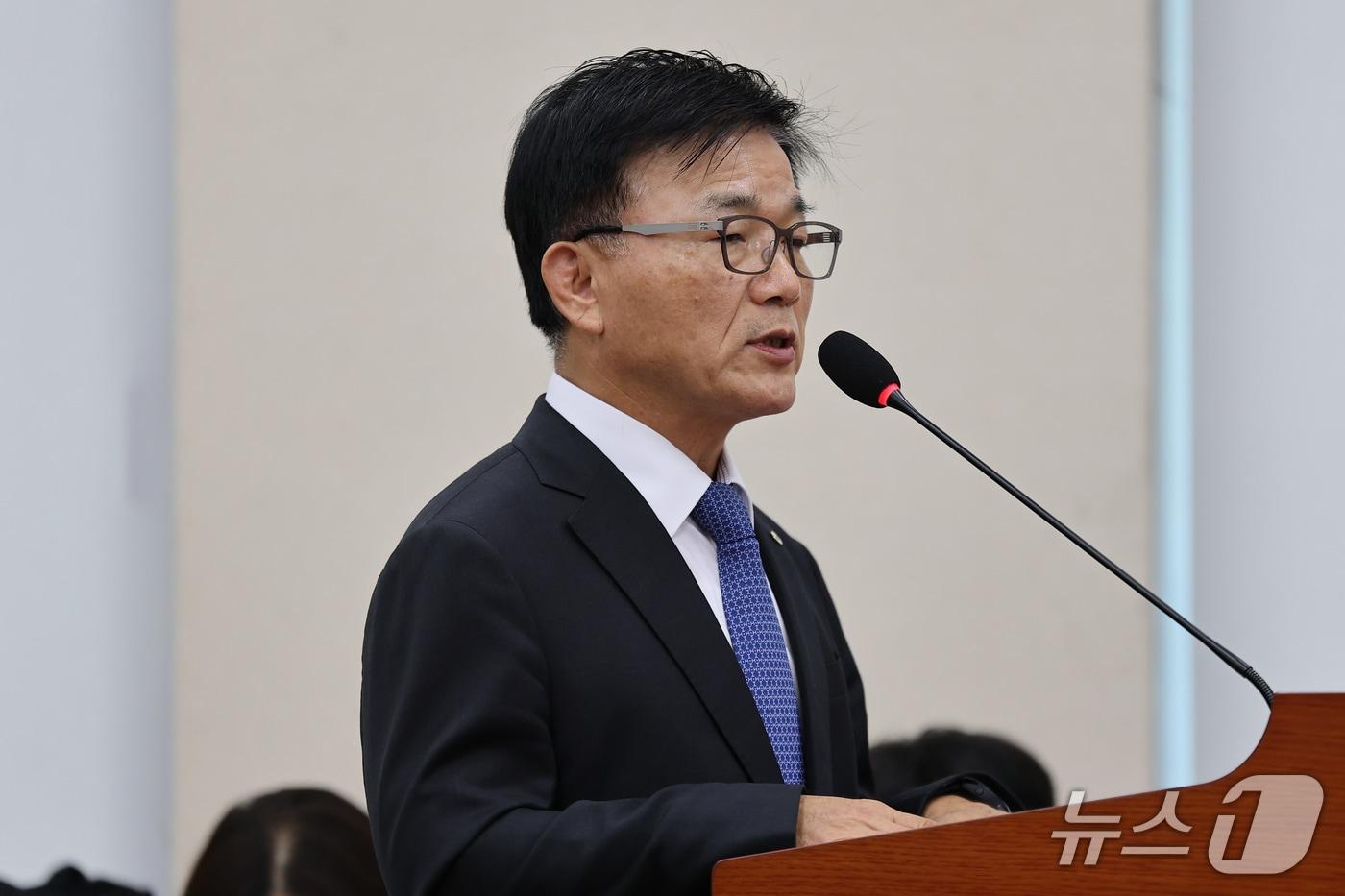 본문 이미지 - 박상진 한국산업은행 회장이 8일 서울 여의도 국회에서 열린 정무위원회 국정감사에 출석해 업무보고 및 인사말을 하고 있다. 2026.10.8 ⓒ 뉴스1 김도우 기자