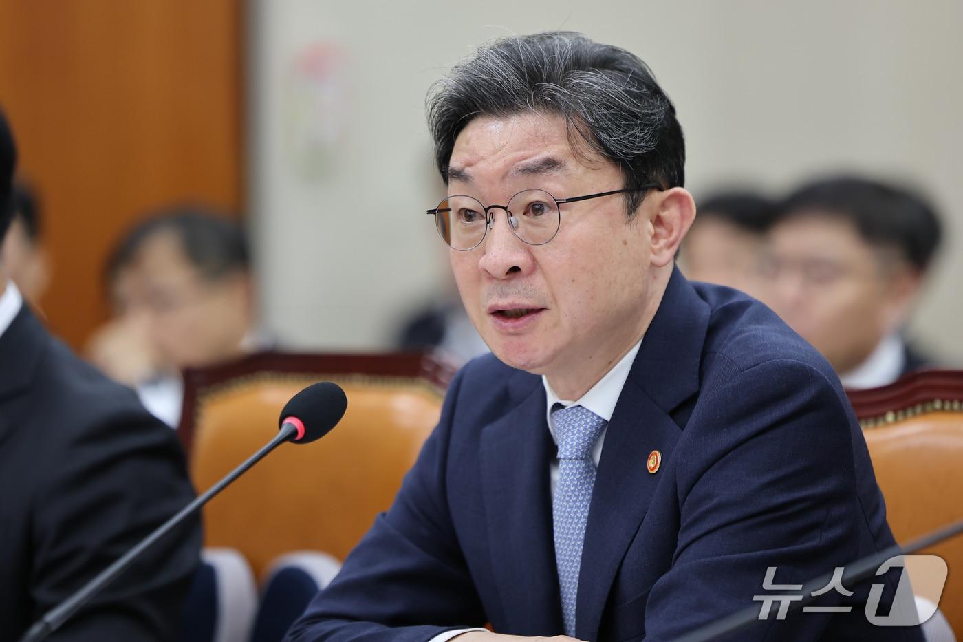 본문 이미지 - 이억원 금융위원장이 8일 서울 여의도 국회에서 열린 정무위원회 국정감사에 출석해 의원 질의에 답하고 있다. 2026.10.8 ⓒ 뉴스1 김도우 기자