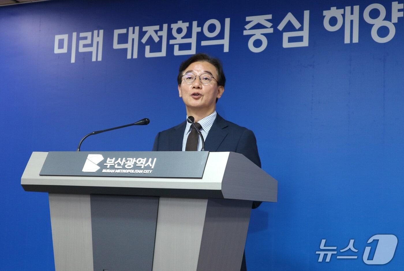 본문 이미지 - 전재수 부산시장이 8일 부산시청 9층 기자회견장에서 취임 100일 기자회견을 하고 있다. 2026.10.8 ⓒ 뉴스1 이주현 기자