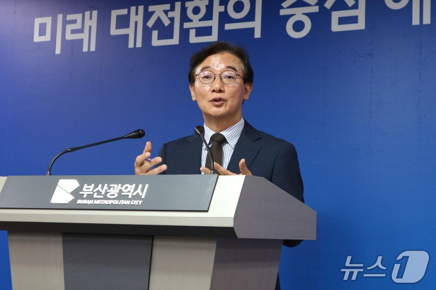 본문 이미지 - 전재수 부산시장이 8일 부산시청 9층 기자회견장에서 취임 100일 기자회견을 하고 있다. 2026.10.8 ⓒ 뉴스1 이주현 기자