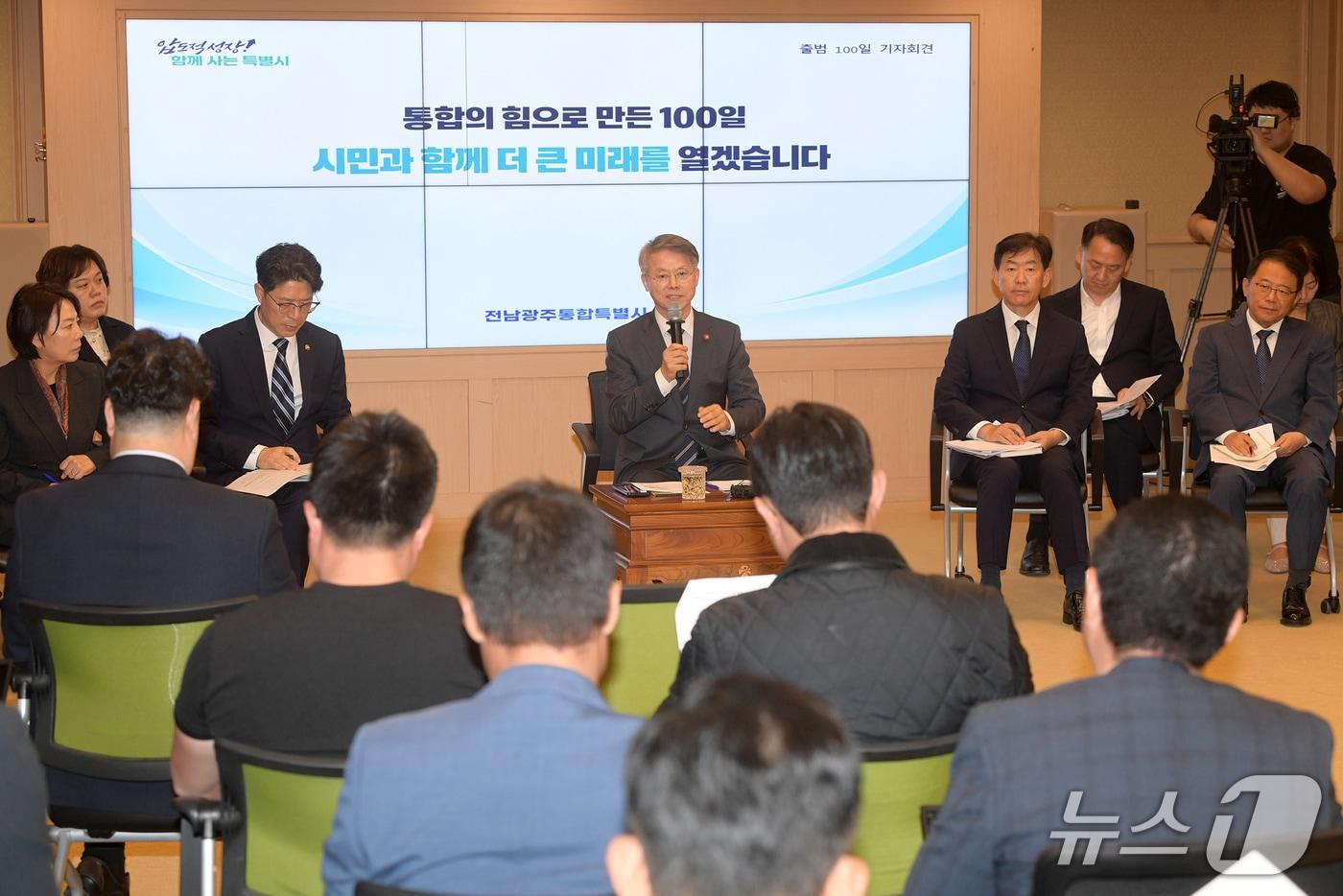 본문 이미지 - 민형배 전남광주통합특별시장이 8일 출범 100일 기자회견을 열고 전남광주통합특별시의 현안에 대해 설명하고 있다.(전남광주통합특별시 제공. 재판매 및 DB 금지.)