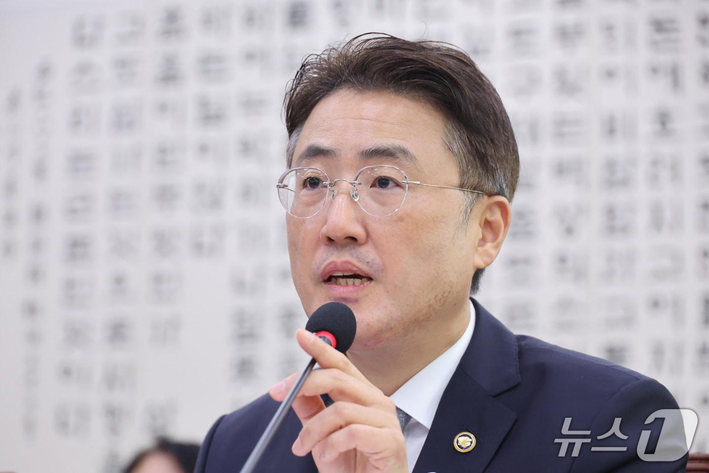 본문 이미지 - 이진수 법무부 차관이 8일 서울 여의도 국회에서 열린 법제사법위원회의 법무부 등에 대한 국정감사에서 의원 질의에 답변하고 있다. ⓒ 뉴스1 신웅수 기자