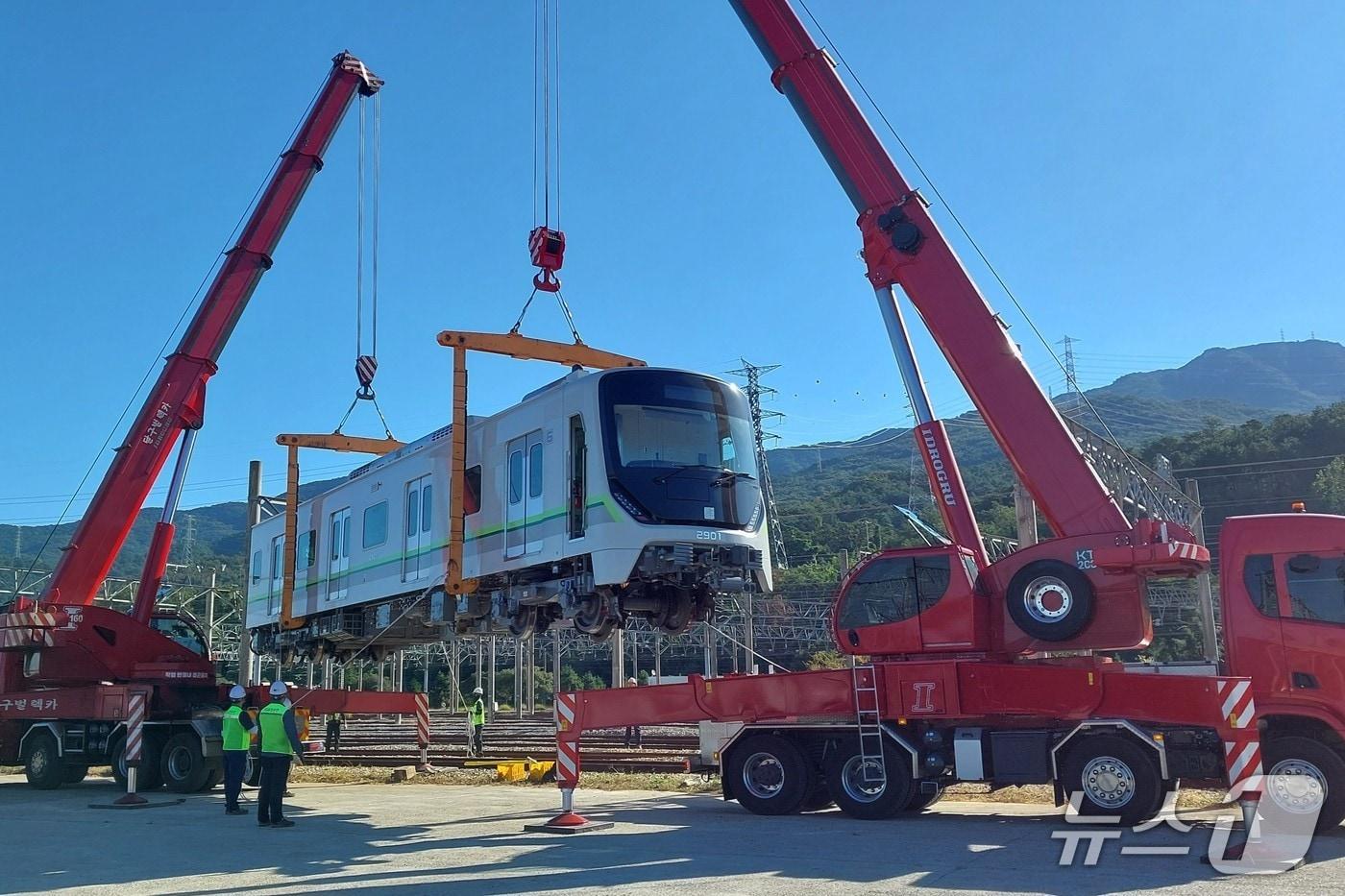 본문 이미지 - 부산교통공사가 8일 호포차량기지에 부산도시철도 2호선 신조 전동차 첫 번째 물량을 반입하고 있다. (부산교통공사 제공. 재판매 및 DB금지)