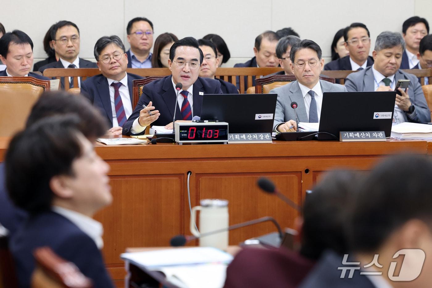 본문 이미지 - 박홍근 기획예산처 장관이 서울 여의도 국회 재정경제기획위원회에서 열린 기획예산처에 대한 국정감사에서 의원 질의에 답하고 있다. 2026.10.8 ⓒ 뉴스1 황기선 기자
