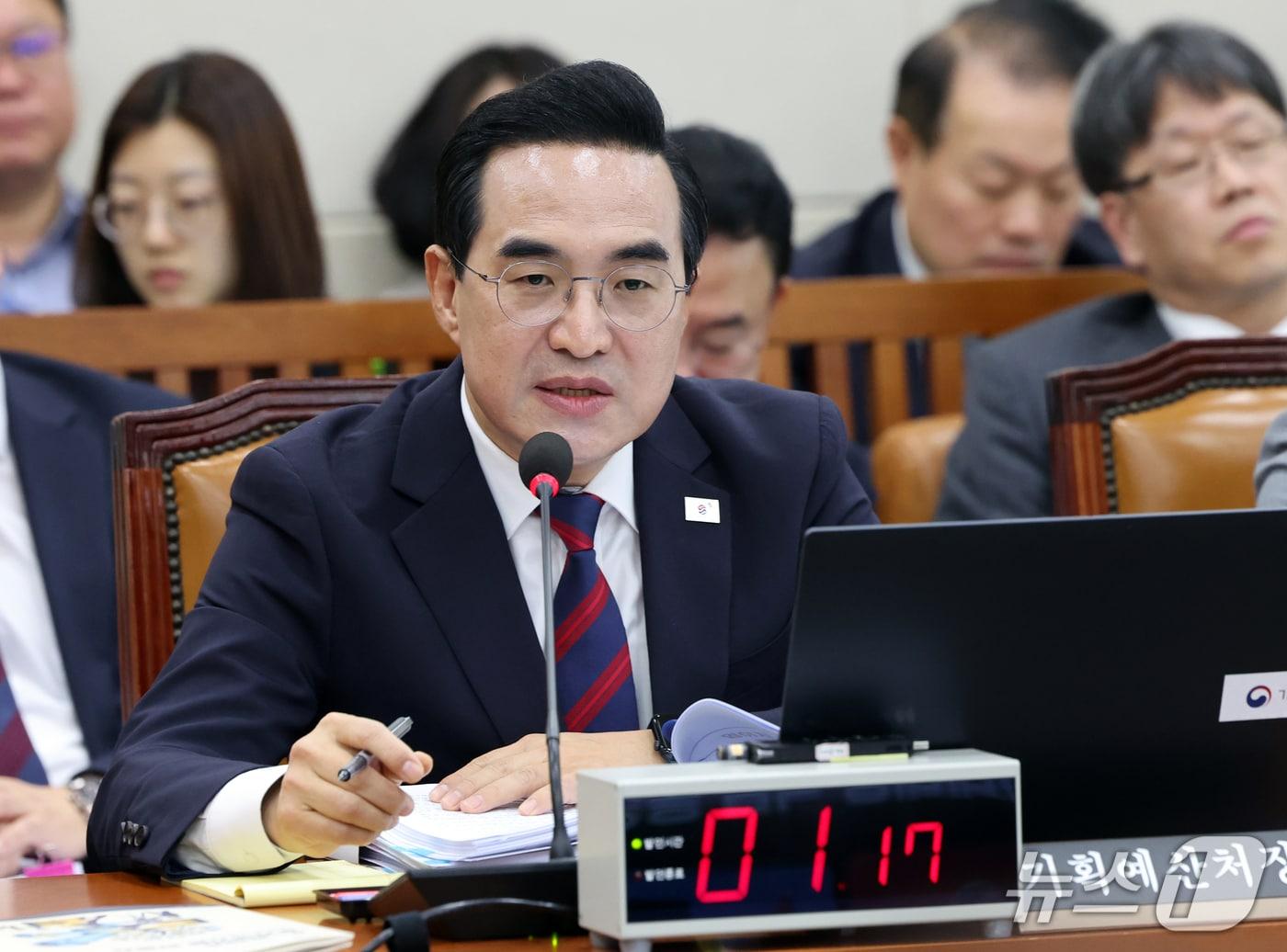 본문 이미지 - 박홍근 기획예산처 장관이 8일 서울 여의도 국회 재정경제기획위원회에서 열린 기획예산처에 대한 국정감사에서 의원 질의에 답하고 있다. 2026.10.8 ⓒ 뉴스1 황기선 기자