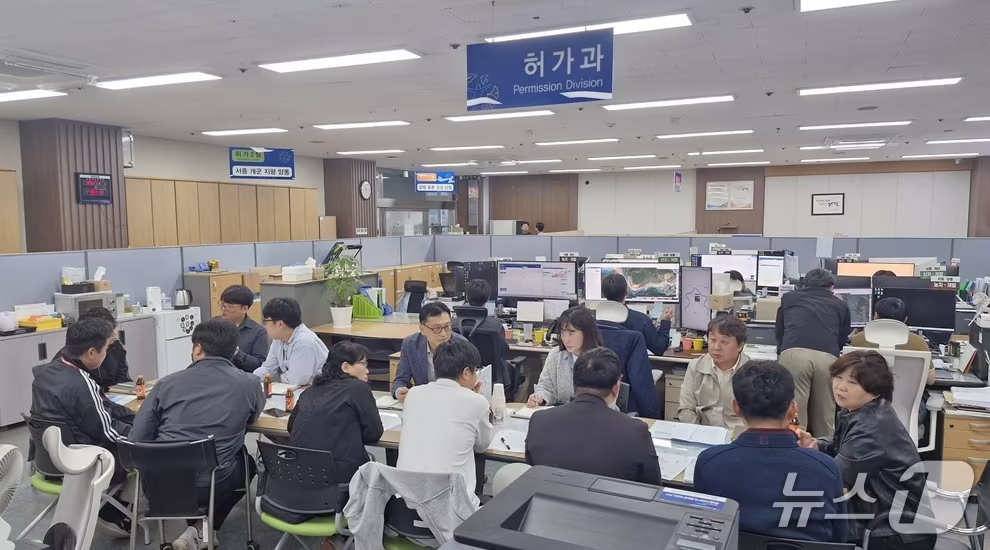 본문 이미지 -  강원 홍천군 민원과 직원들이 경기 양평군을 방문해 인허가 원스톱 처리 체계를 배우고 있다.(양평군 제공. 재판매 및 DB 금지)/뉴스1