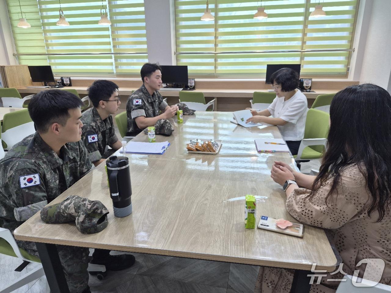 본문 이미지 - 해군1함대 장병 멘토링.(동해시 제공. 재판매 및 DB 금지) 2026.10.8/뉴스1