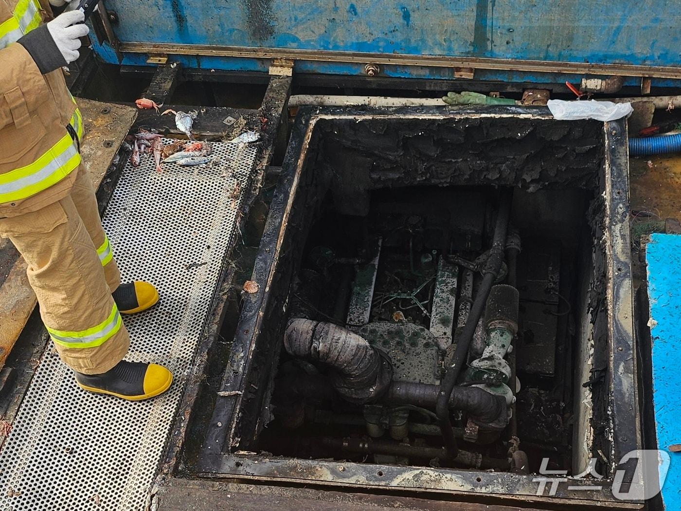 본문 이미지 - 8일 오전 제주 마라도 남서쪽 해상에서 화재가 발생한 여수 선적 A 호. (제주해양경찰서 제공. 재판매 및 DB 금지)